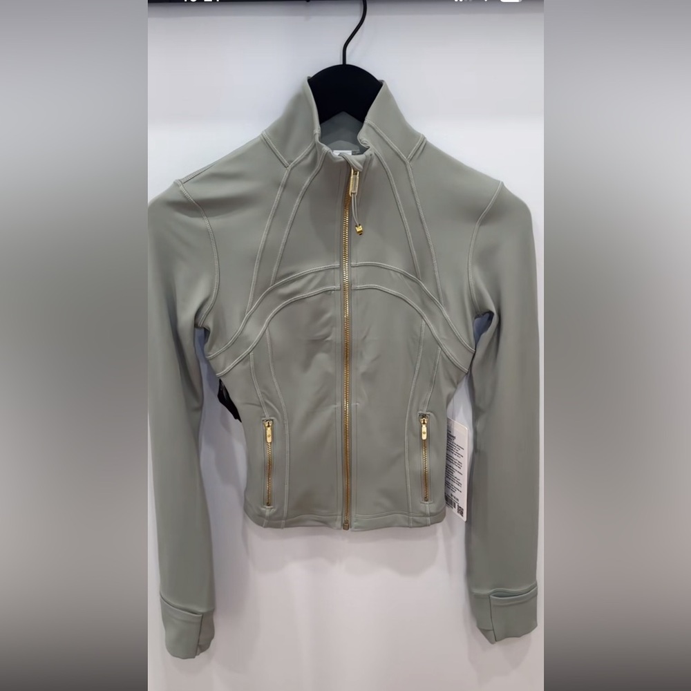 ‼️SOLD‼️lululemon cropped define jacket in fog green with gold zippers - Picture 3 of 17